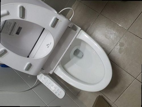 장안구 정자2동 하수구막힘 욕실 세면대 배수 상태와 수위 변화를 확인하는 모습
