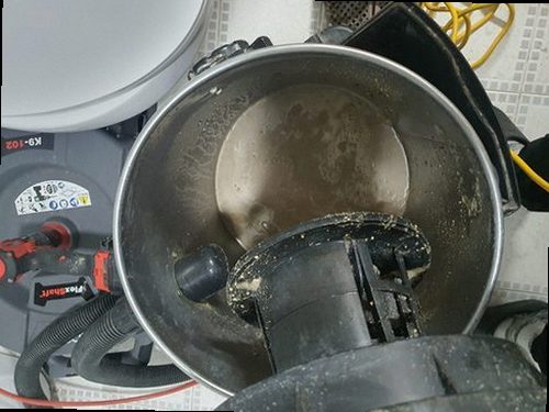 장안구 하광교동 하수구막힘 싱크대 배수구와 거름망 상태를 확인하는 모습
